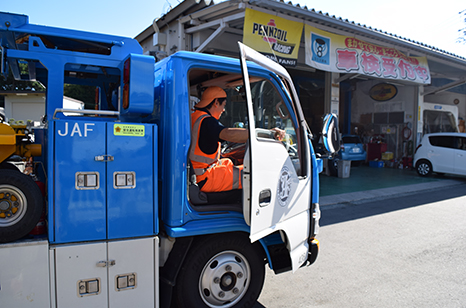 JAFを運転する男性